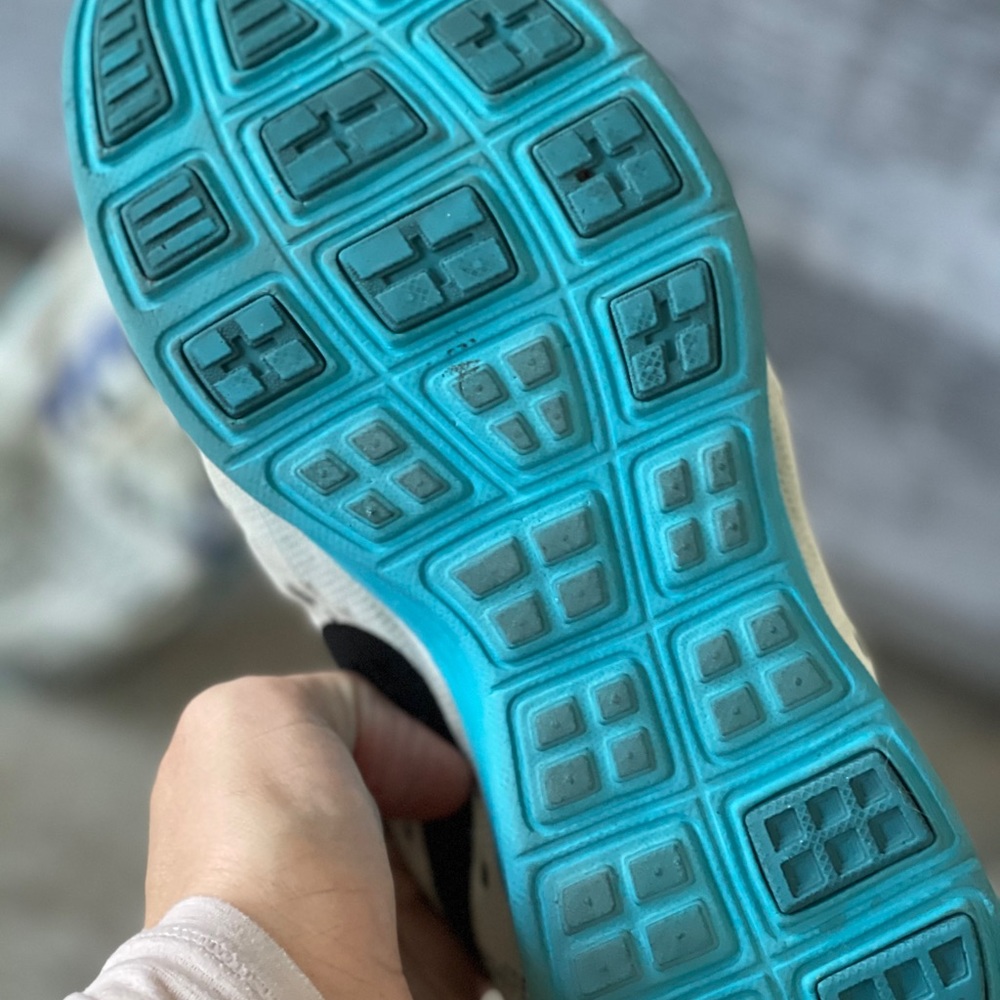 Sneaker - Picture 2 of 2